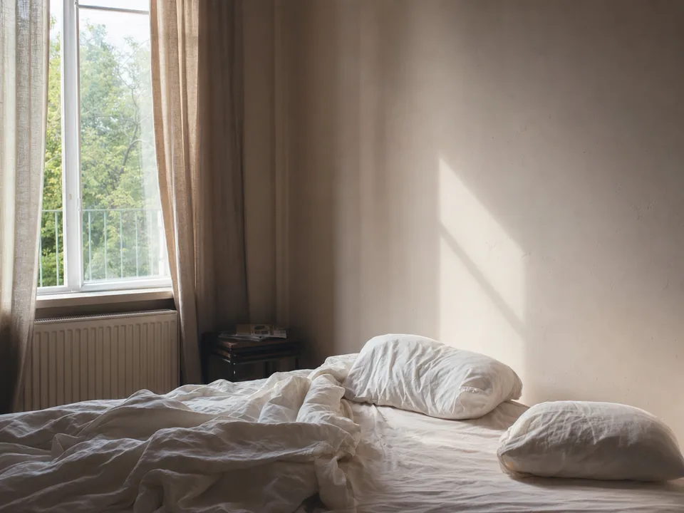 Ruhiges Schlafzimmer am Morgen