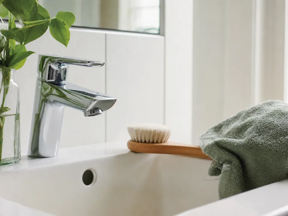 Helles Badezimmer-Waschbecken am Morgen